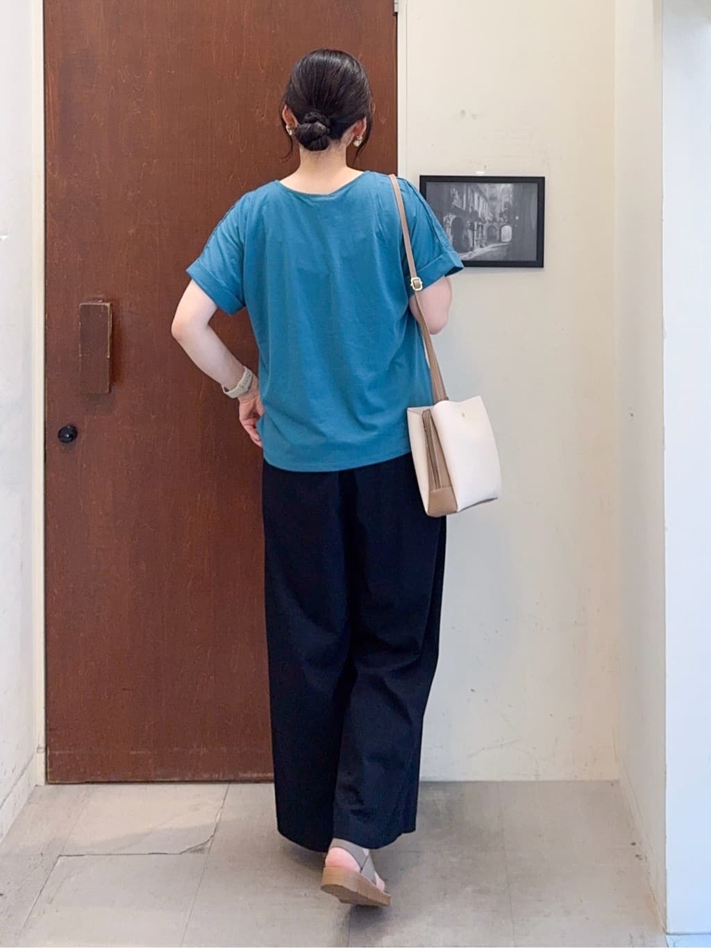 𝐇𝐢𝐫𝐨𝐦𝐢さんの「SHOO･LA･RUE｜インでもアウトでも 上品な甘さの 刺繍レース切替トップス」を使ったコーディネート