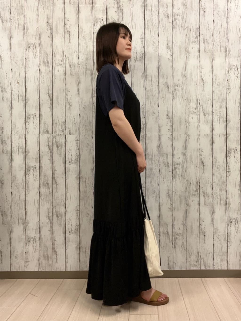 シカさんの「SHOO･LA･RUE｜【ひんやり】シャーリングがアクセントに 大人のデザインキャミワンピース」を使ったコーディネート