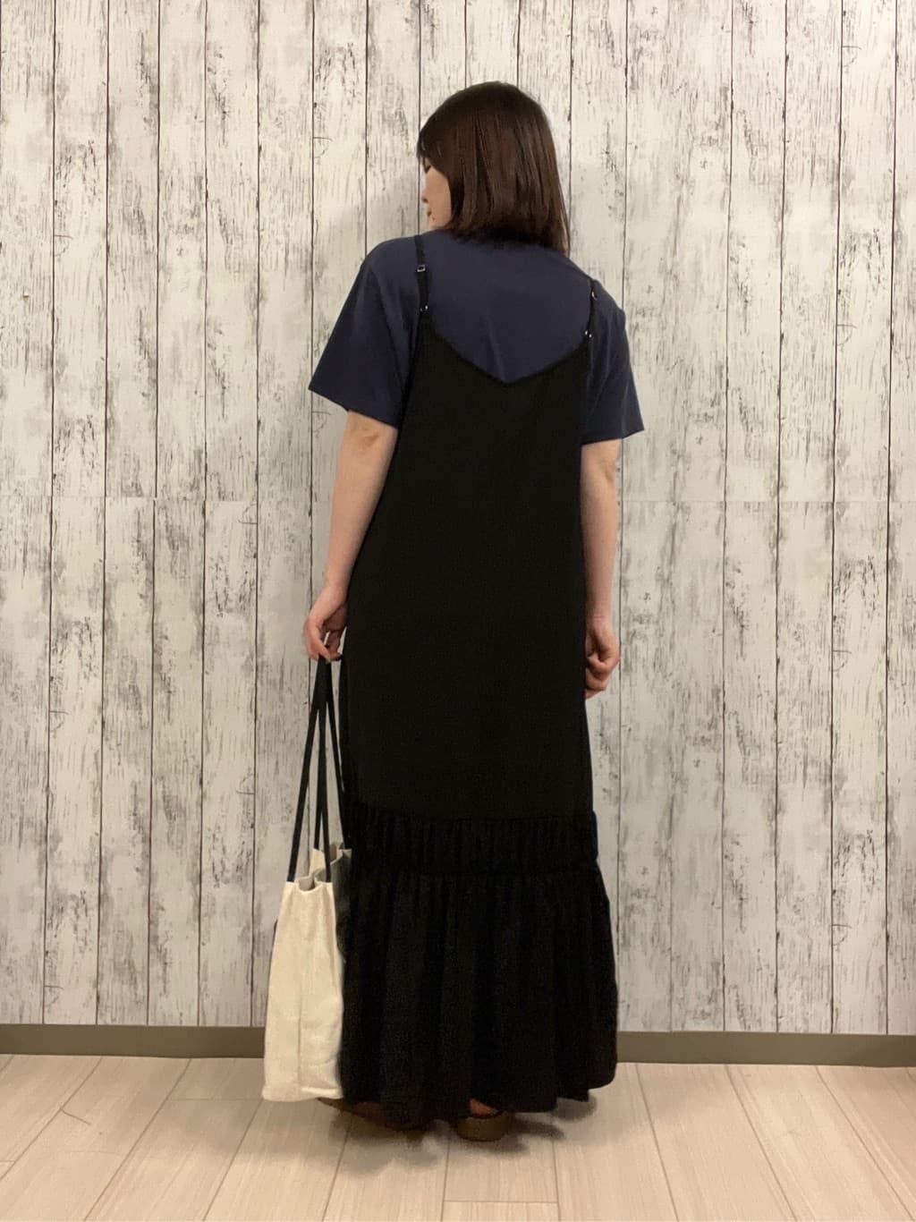 シカさんの「SHOO･LA･RUE｜【ひんやり】シャーリングがアクセントに 大人のデザインキャミワンピース」を使ったコーディネート