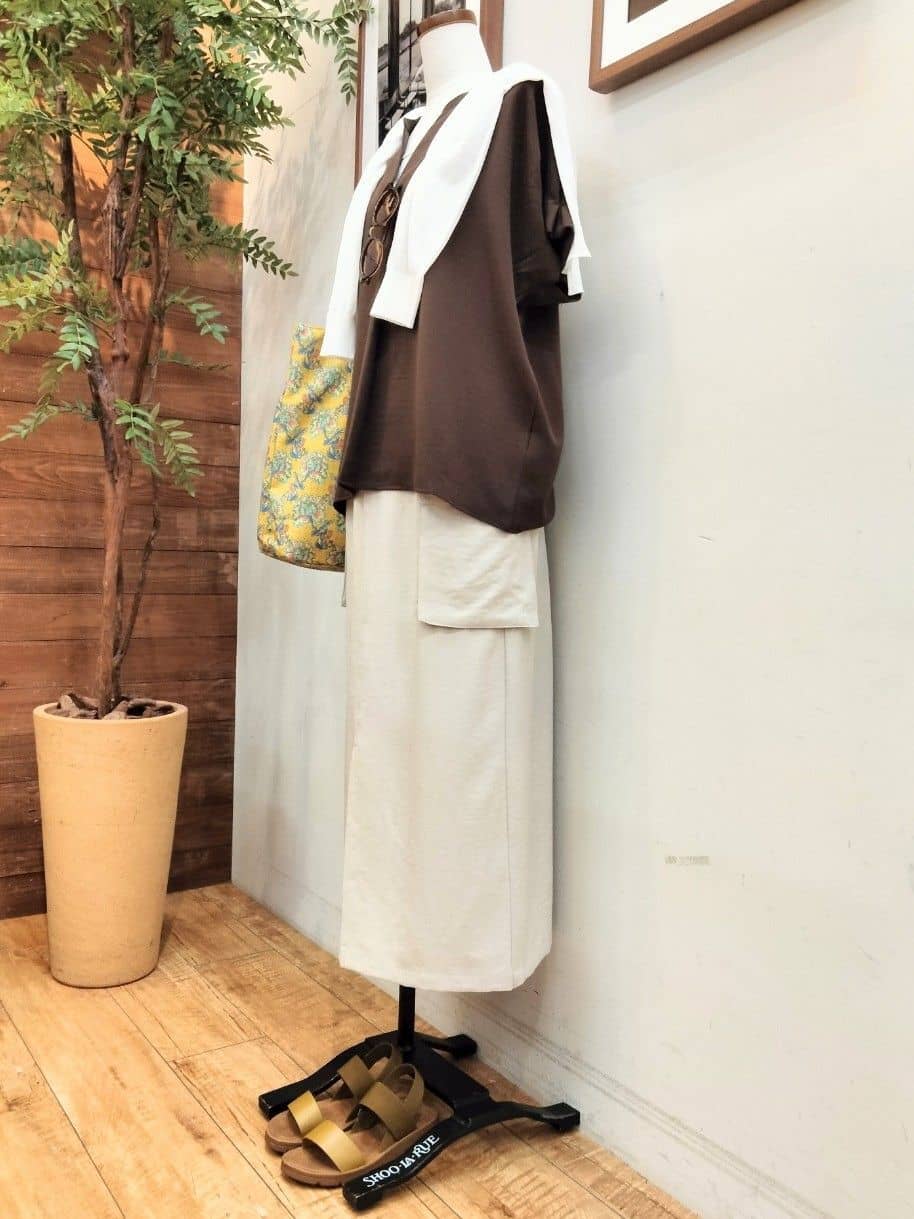 うっちーさんの「SHOO･LA･RUE｜【S-LL/セットアップ可/ひんやり】きちんと見えで上品 お袖タック スキッパーブラウス」を使ったコーディネート