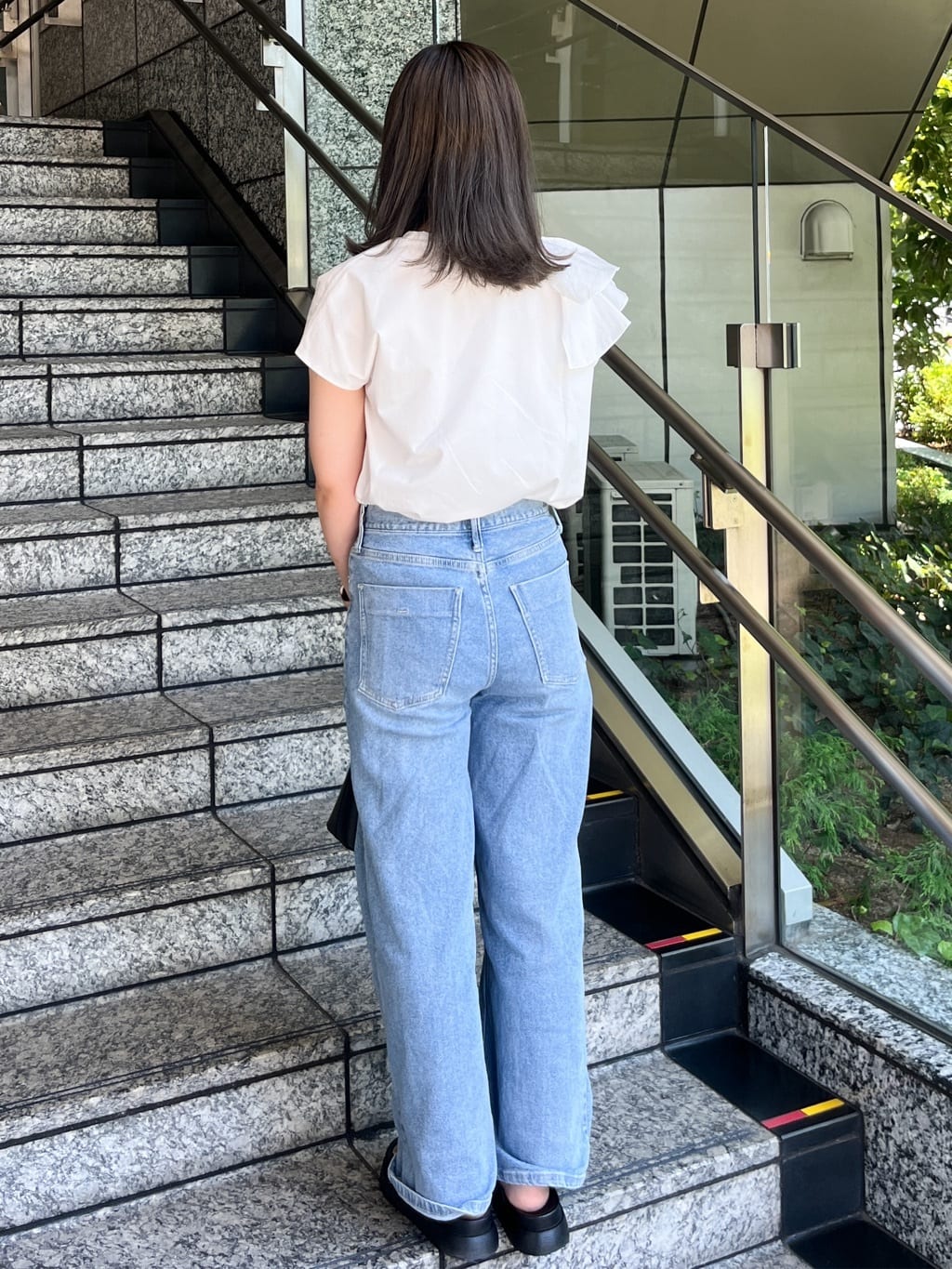 HANNAさんの「OPAQUE.CLIP｜ショルダーフリルドッキングカットソー【洗濯機洗い可】」を使ったコーディネート
