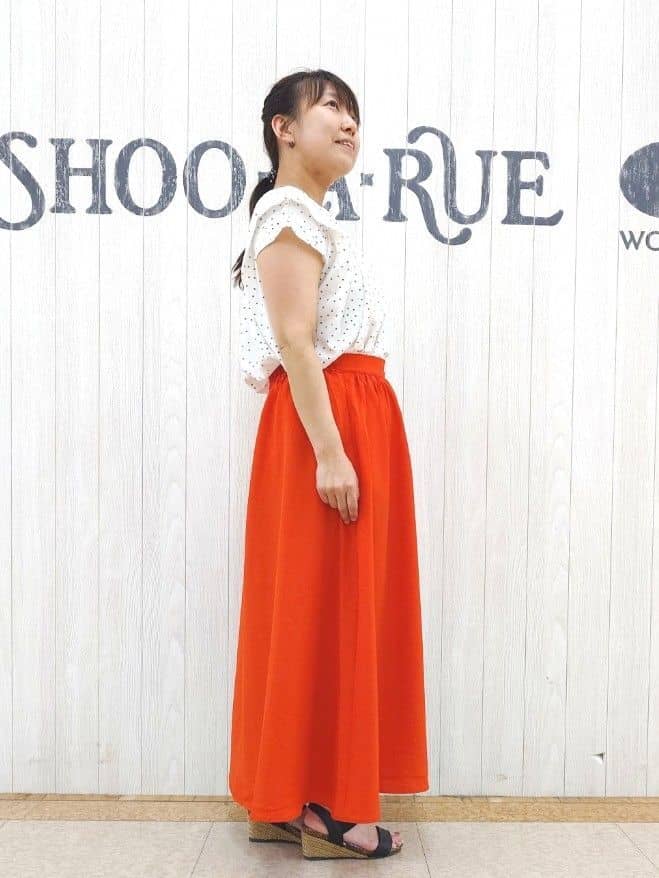 とろろさんの「SHOO･LA･RUE｜【S-LL/ひんやり】きちんと見えで好印象 ドット柄デザイントップス」を使ったコーディネート