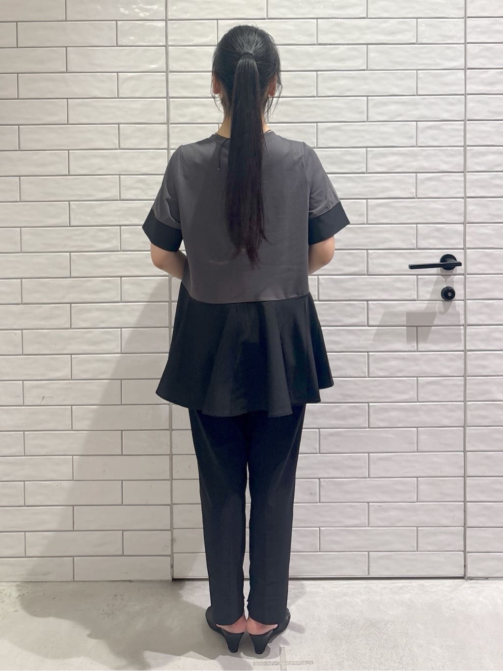 ayumiさんの「OPAQUE.CLIP｜配色フハクドッキングペプラムトップス【洗濯機洗い可／抗ピル】」を使ったコーディネート