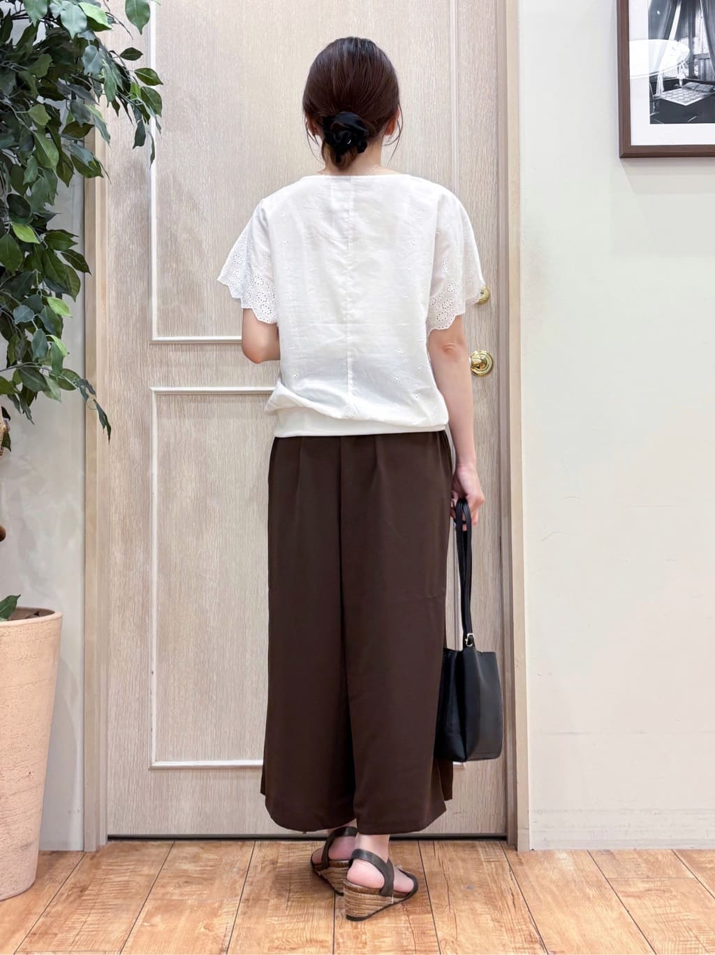 なみさんの「SHOO･LA･RUE｜スカラップ刺繍レースが目を惹く ドルマントップス」を使ったコーディネート