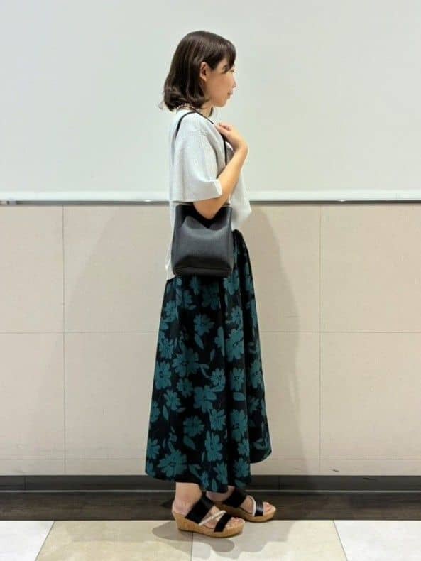 ジュンさんの「SHOO･LA･RUE｜【S-LL】二の腕はカバーして魅せる フレアスリーブニット」を使ったコーディネート