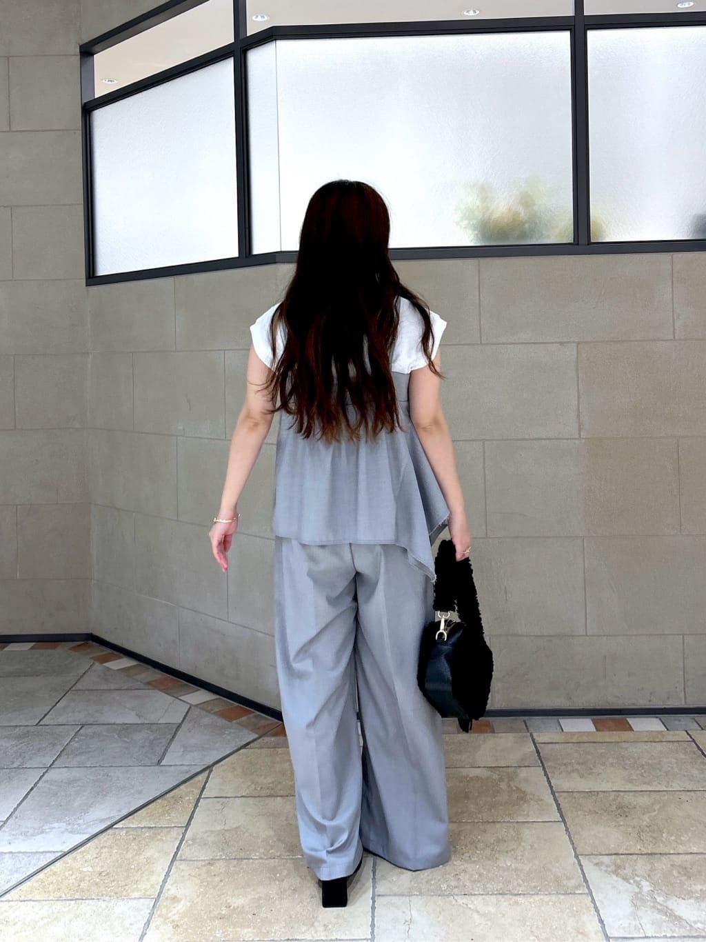 よねさんの「INDIVI｜【セットアップ可能】サキソニーサイドラインパンツ」を使ったコーディネート