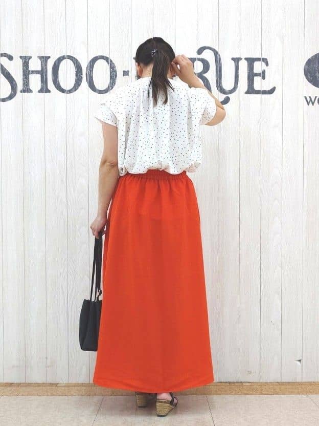 とろろさんの「SHOO･LA･RUE｜【S-LL/ひんやり】きちんと見えで好印象 ドット柄デザイントップス」を使ったコーディネート