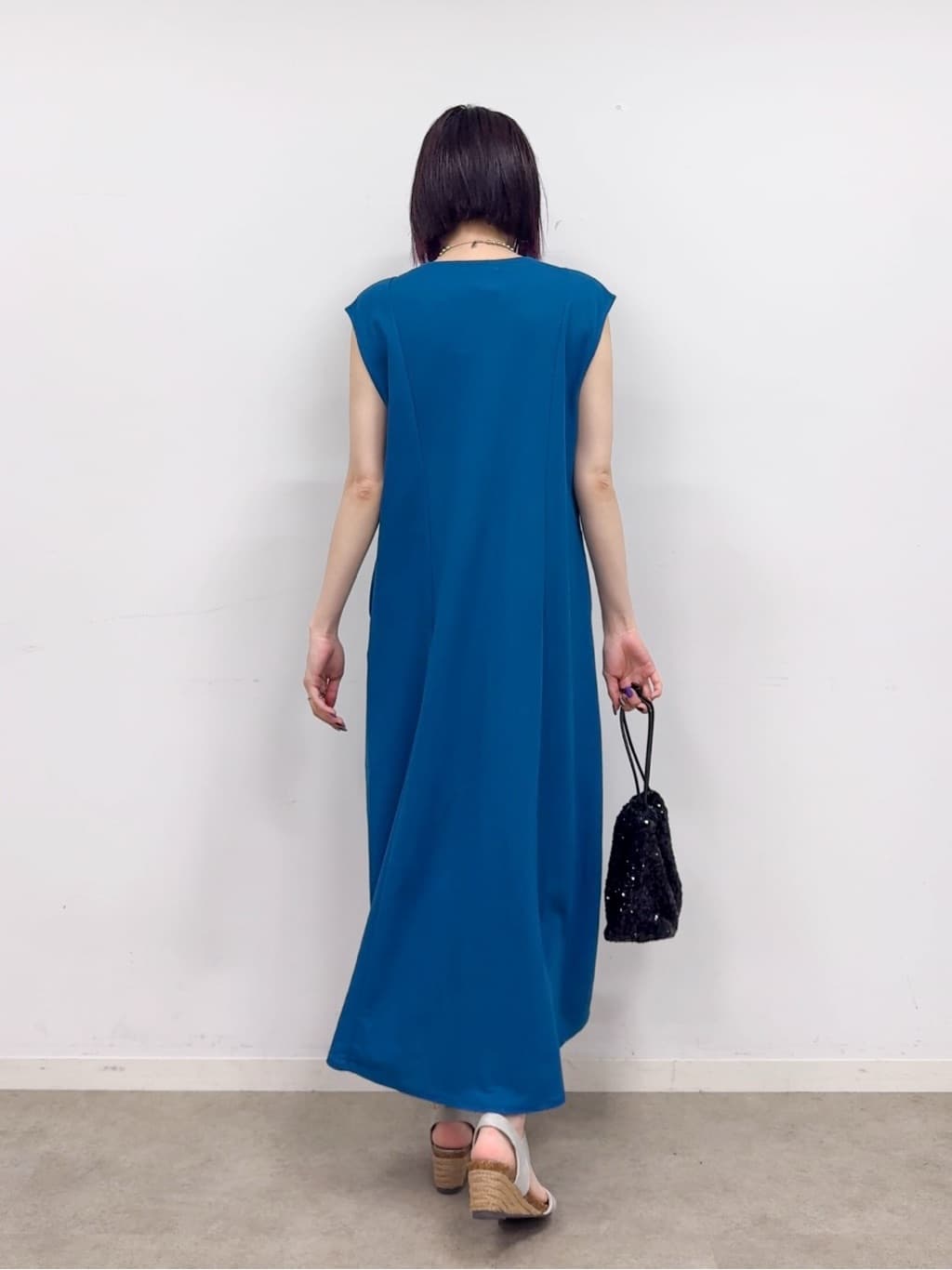 𝐜𝐡𝐢𝐤𝐚さんの「SHOO･LA･RUE｜【S-LL/ひんやり】切替ラインですっきりと 1枚で着られるロングワンピース」を使ったコーディネート