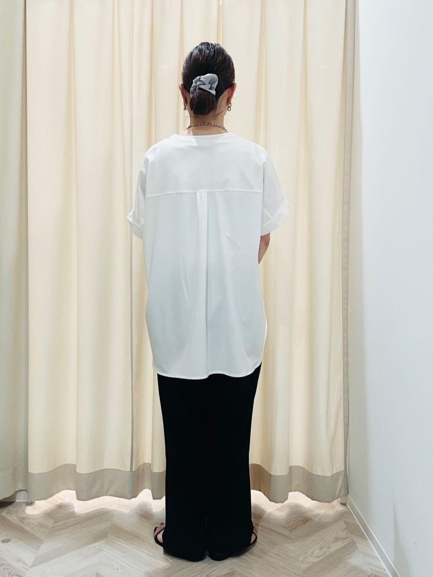 ちはるさんの「SHOO･LA･RUE｜【S-LL】さらりとしたタッチが上品見え ワンボタンデザイン トップス」を使ったコーディネート