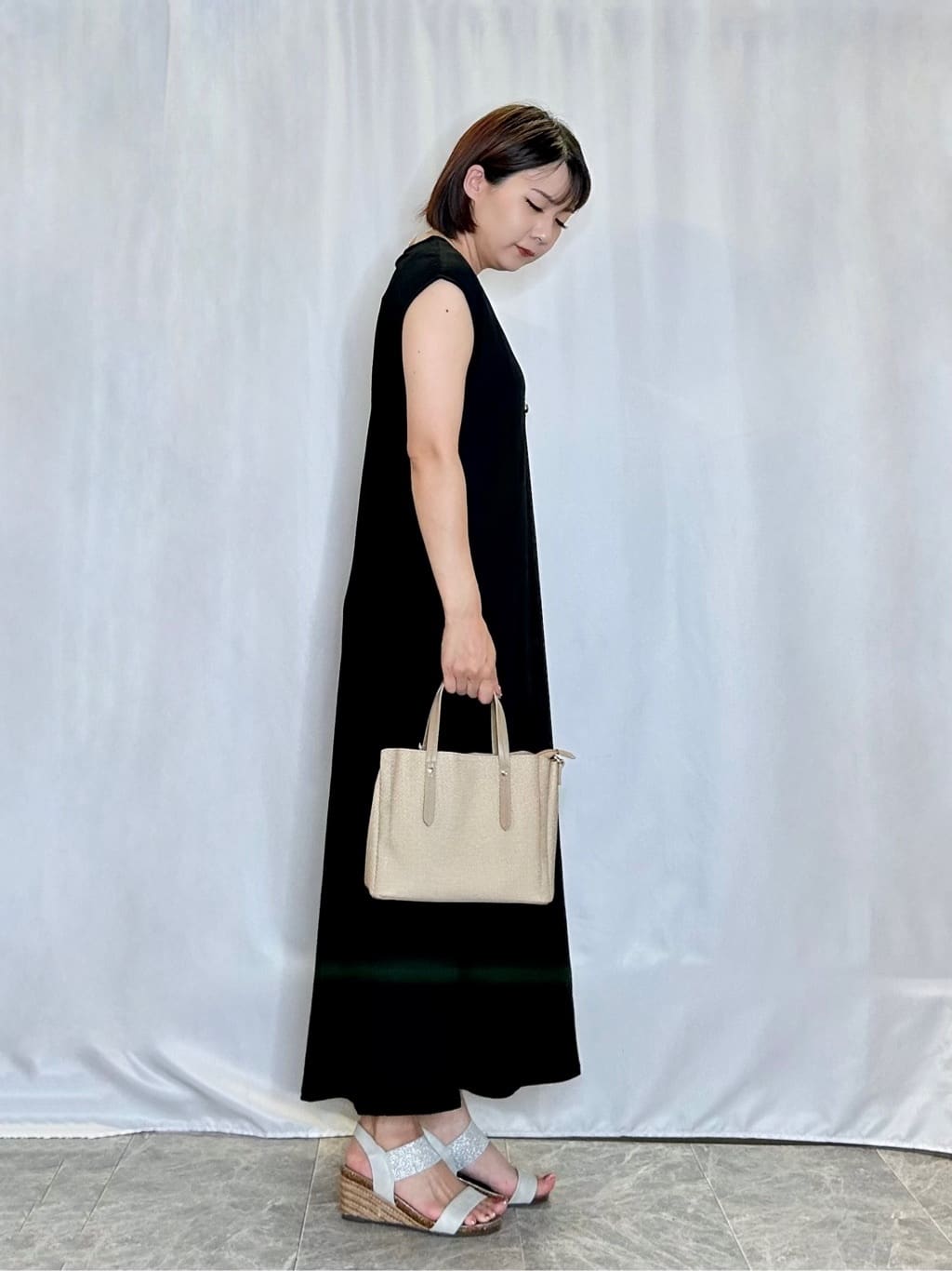 ネリさんの「SHOO･LA･RUE｜【S-LL/ひんやり】切替ラインですっきりと 1枚で着られるロングワンピース」を使ったコーディネート