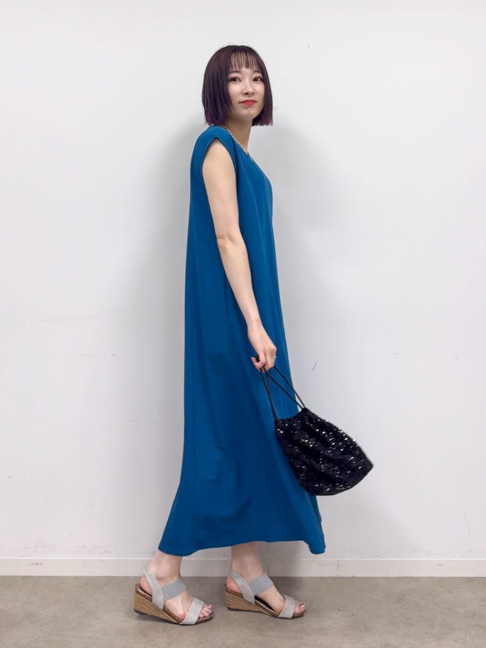 𝐜𝐡𝐢𝐤𝐚さんの「SHOO･LA･RUE｜【S-LL/ひんやり】切替ラインですっきりと 1枚で着られるロングワンピース」を使ったコーディネート