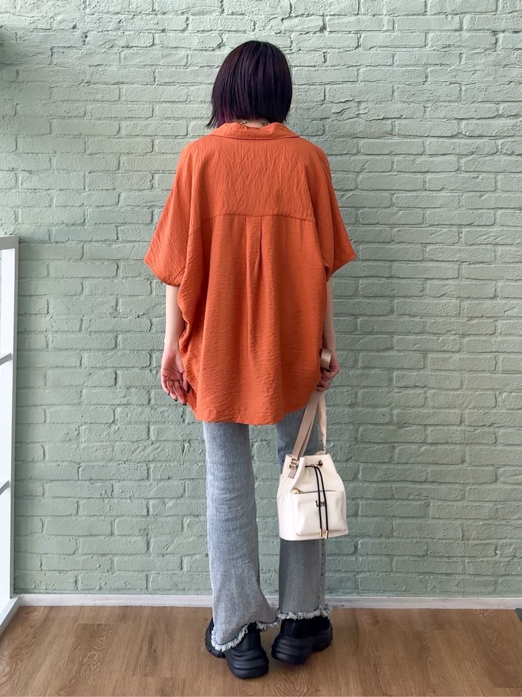𝐜𝐡𝐢𝐤𝐚さんの「SHOO･LA･RUE｜【洗える/S-LL/5分袖】1枚でも羽織としても。さらさらドレープシャツ」を使ったコーディネート