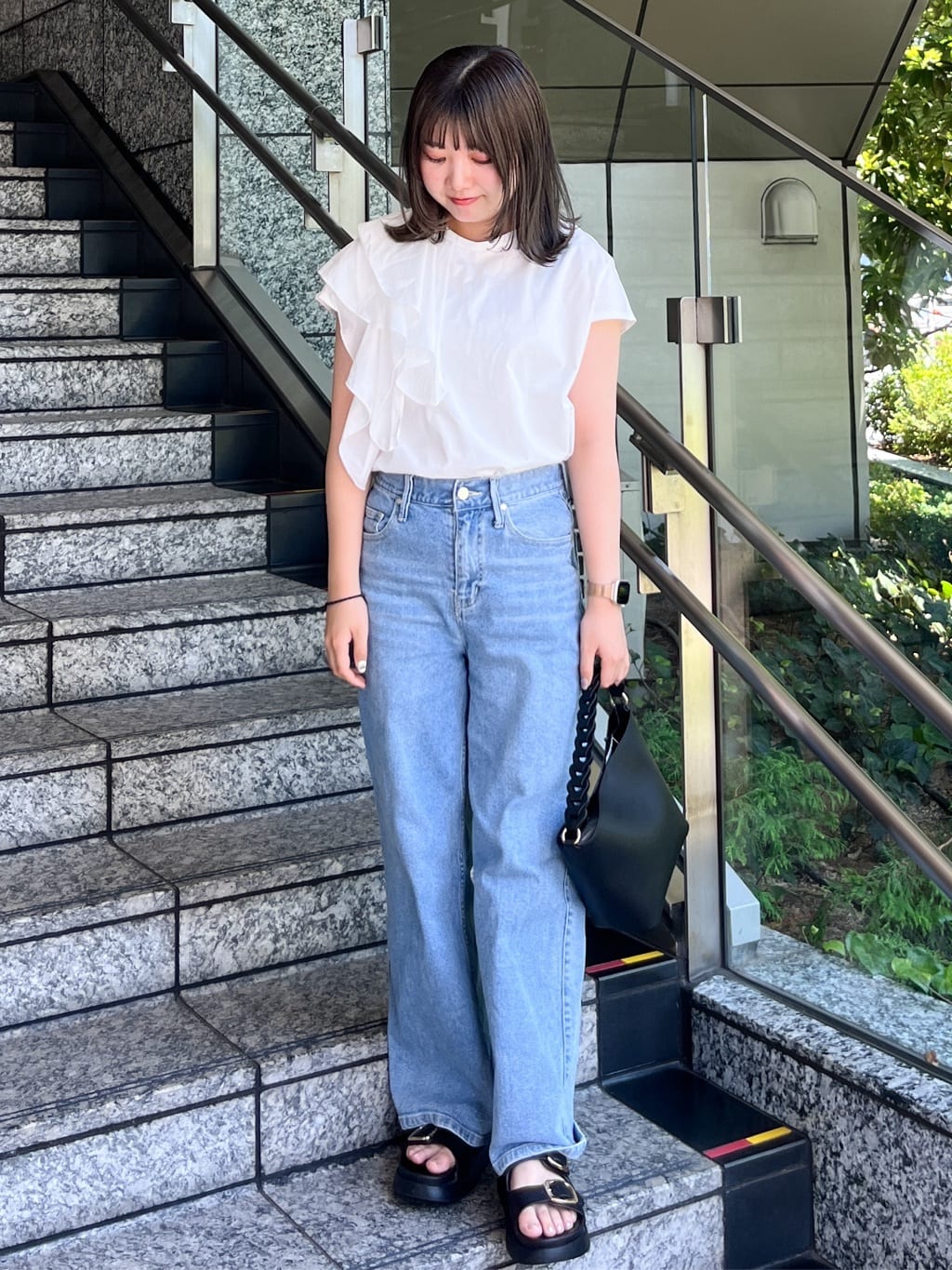 HANNAさんの「OPAQUE.CLIP｜ショルダーフリルドッキングカットソー【洗濯機洗い可】」を使ったコーディネート