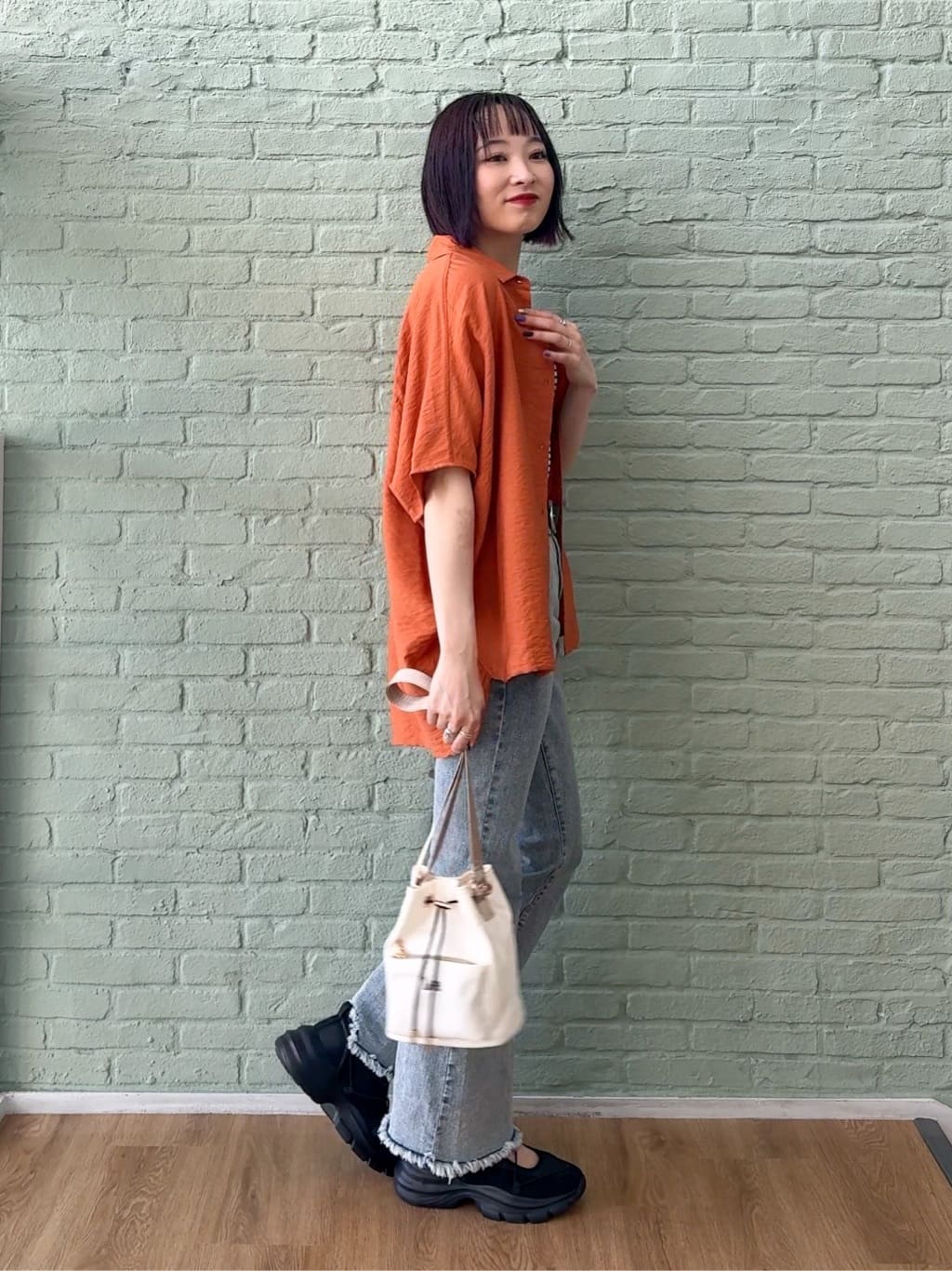𝐜𝐡𝐢𝐤𝐚さんの「SHOO･LA･RUE｜【洗える/S-LL/5分袖】1枚でも羽織としても。さらさらドレープシャツ」を使ったコーディネート