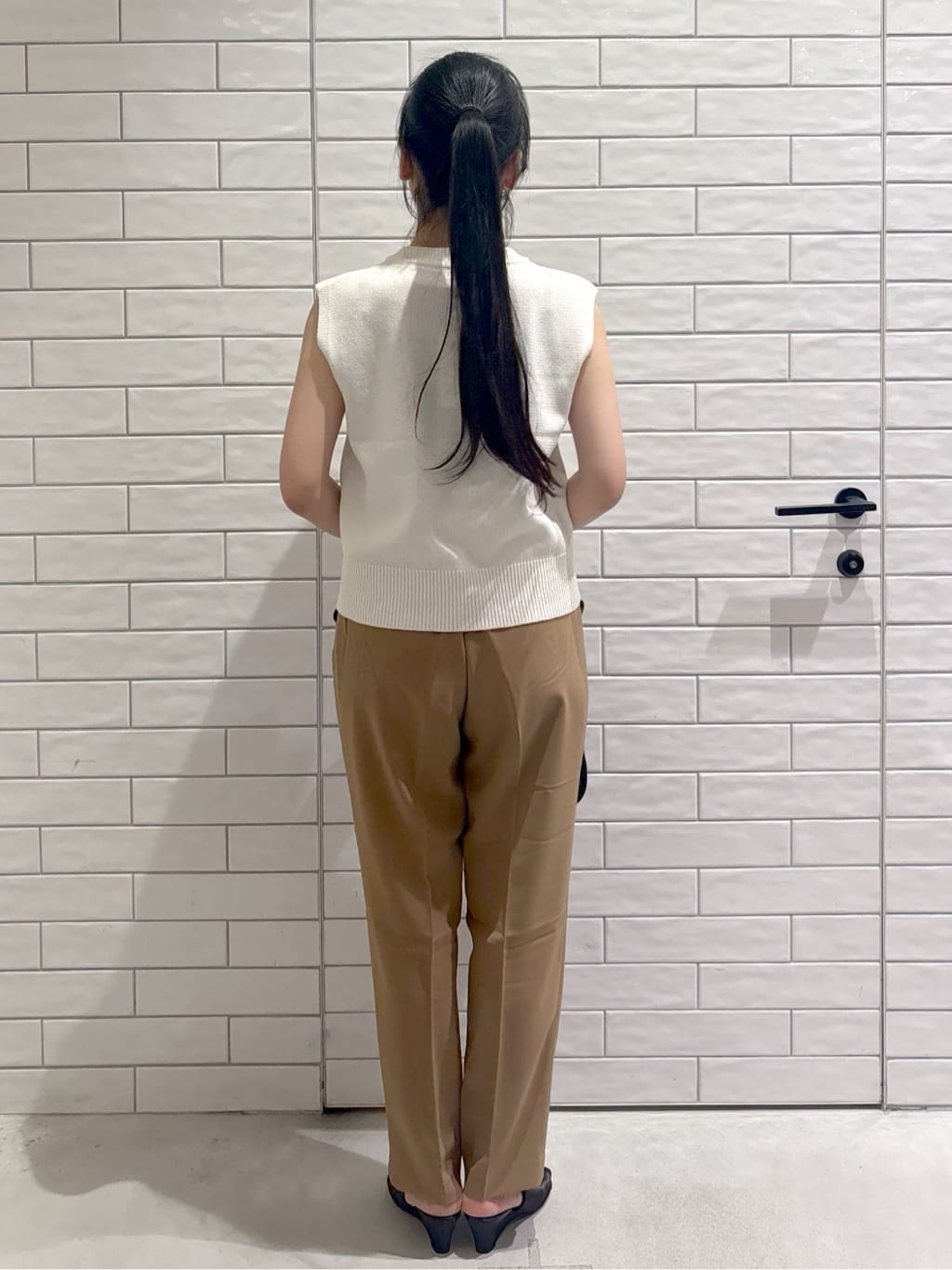 ayumiさんの「OPAQUE.CLIP｜変形ブロンズボタンニットベスト【洗濯機洗い可】」を使ったコーディネート