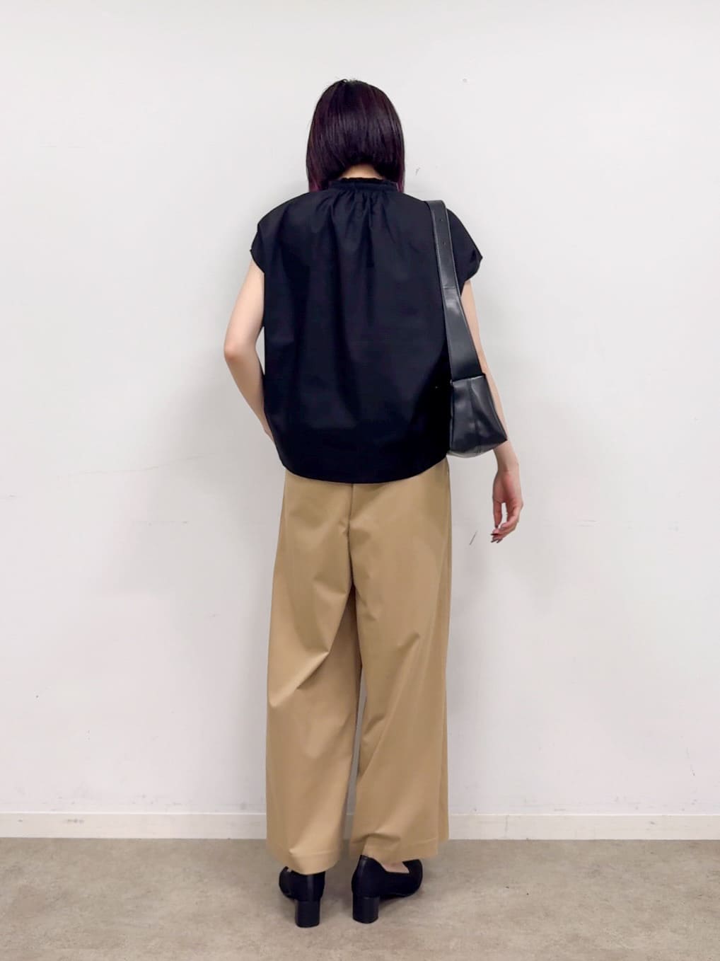𝐜𝐡𝐢𝐤𝐚さんの「SHOO･LA･RUE｜【洗える/S-LL】プチフリル襟が女性らしい フレンチスリーブシャツ」を使ったコーディネート