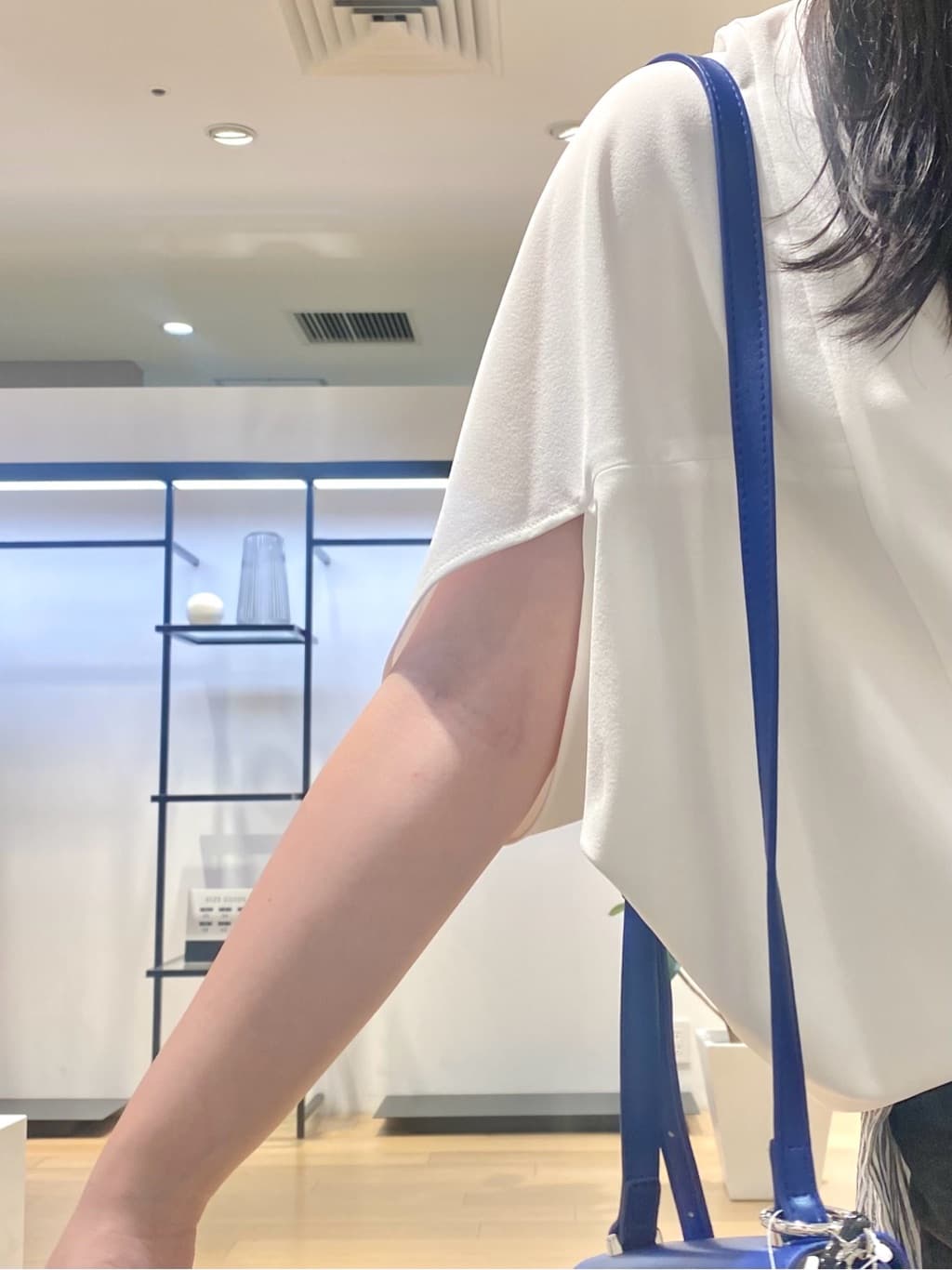 misakiさんの「INDIVI｜【体型カバー/SETUP可能】ジョーゼット　ドルマンブラウス」を使ったコーディネート