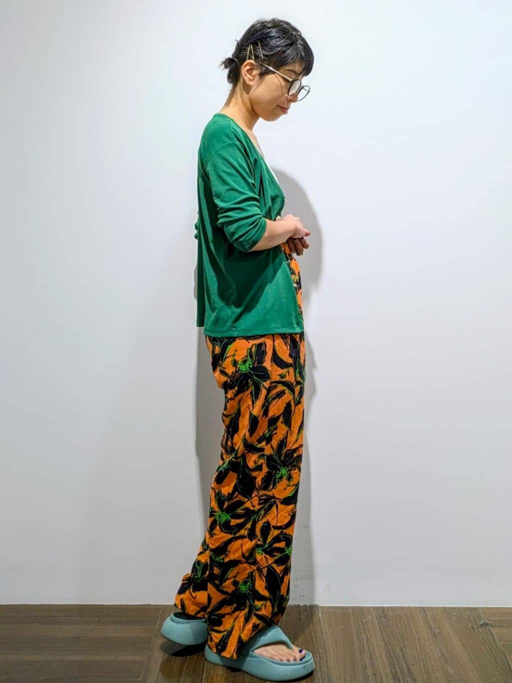 4410さんの「THE SHOP TK｜シアーフライスVカーデ」を使ったコーディネート