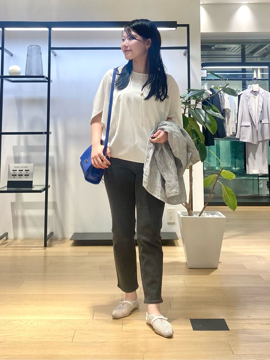 misakiさんの「INDIVI｜【体型カバー/SETUP可能】ジョーゼット　ドルマンブラウス」を使ったコーディネート