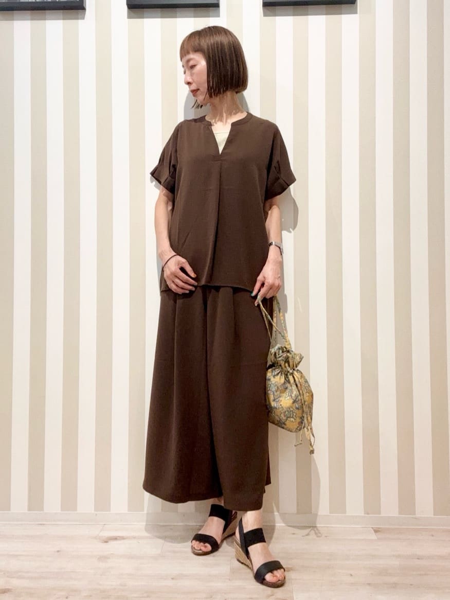 まつこさんの「SHOO･LA･RUE｜【S-LL/セットアップ可/ひんやり】きちんと見えで上品 お袖タック スキッパーブラウス」を使ったコーディネート