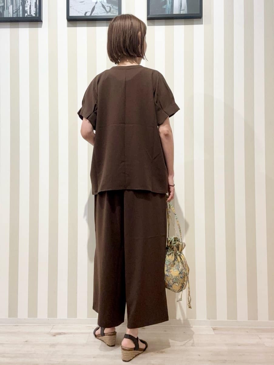 まつこさんの「SHOO･LA･RUE｜【S-LL/セットアップ可/ひんやり】きちんと見えで上品 お袖タック スキッパーブラウス」を使ったコーディネート