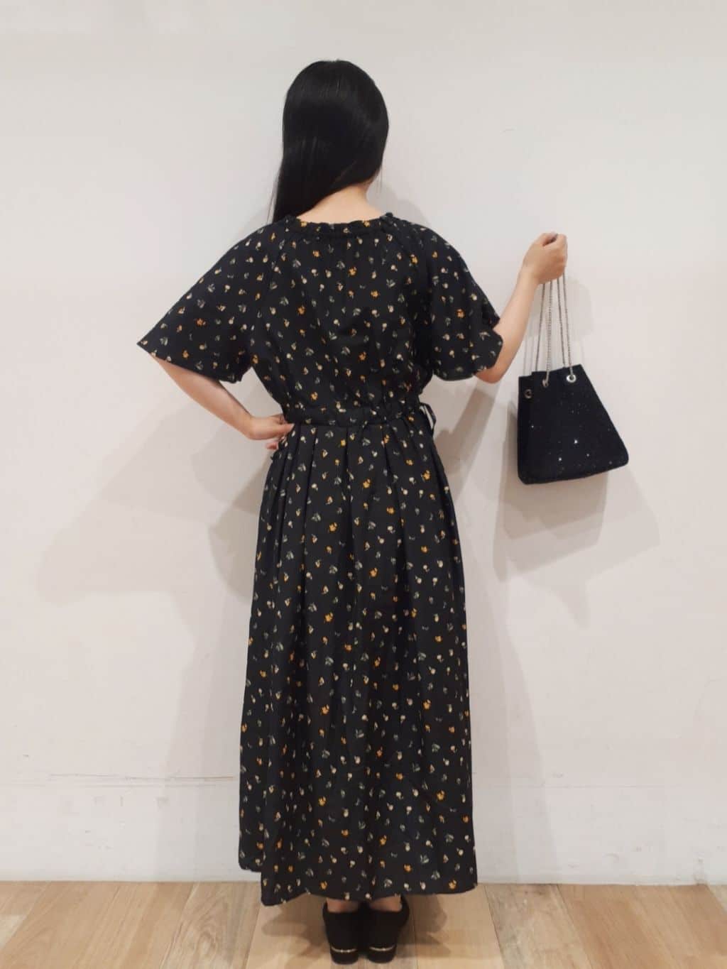 にこさんの「grove｜さっと二の腕カバー　大人な抜け感シアーラグランVネックカーデ」を使ったコーディネート