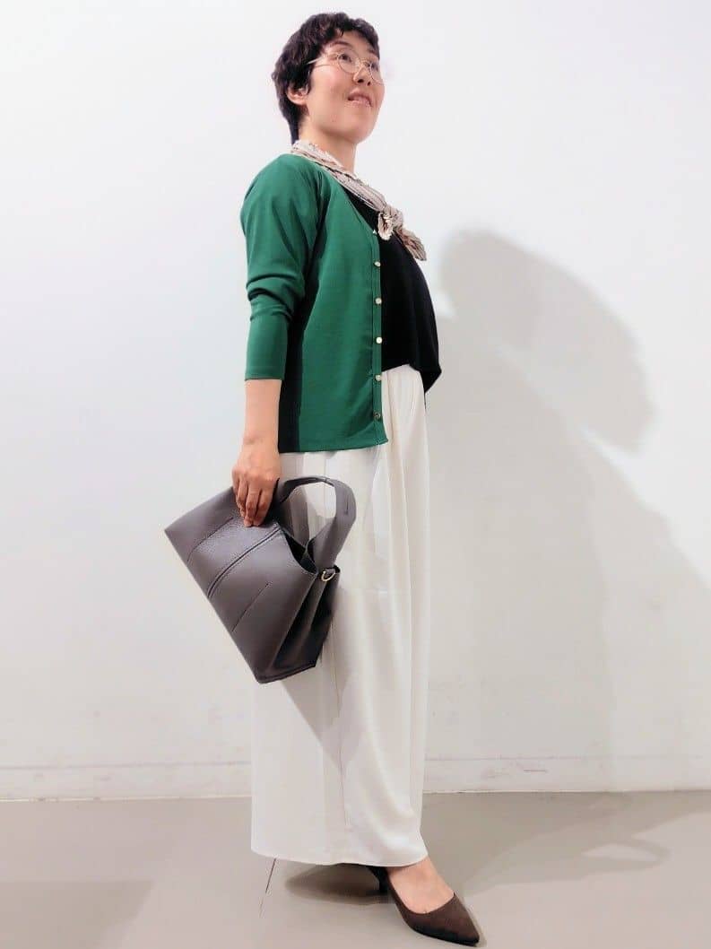 kodamaさんの「THE SHOP TK｜シアーフライスVカーデ」を使ったコーディネート