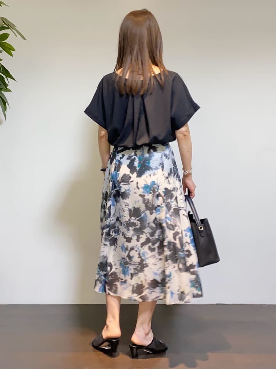 tomoさんの「UNTITLED｜【シアー/後ろウエストゴム】ペイントフラワースカート」を使ったコーディネート