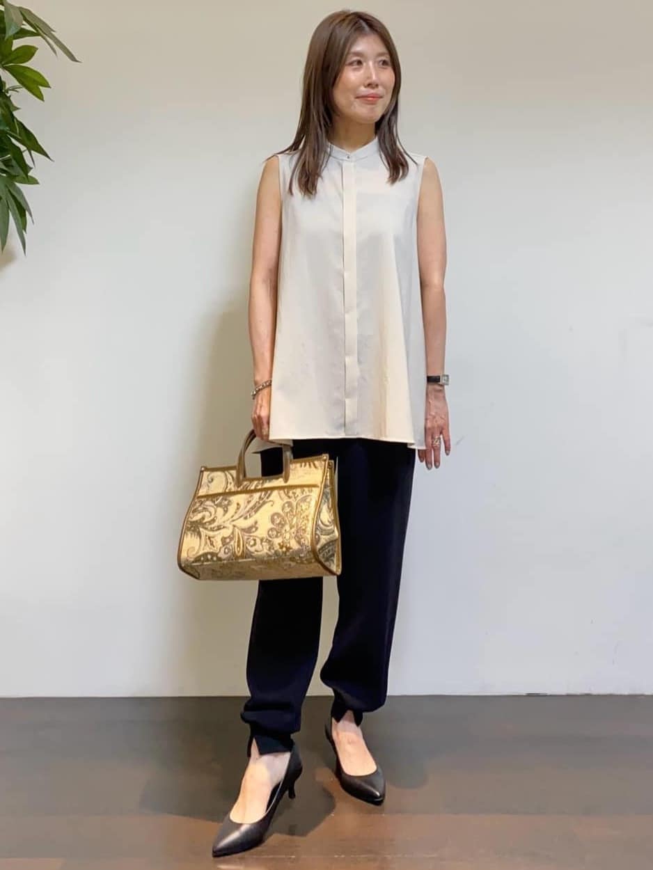 tomoさんの「UNTITLED｜【接触冷感/吸水速乾】フレアバックシャンブラウス」を使ったコーディネート