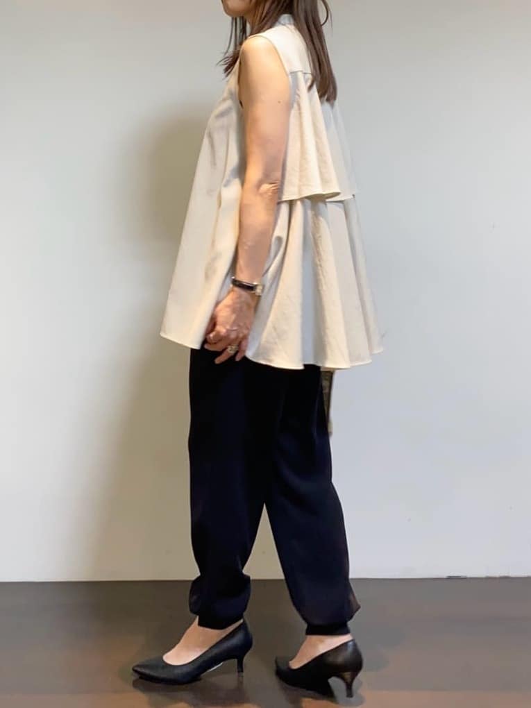 tomoさんの「UNTITLED｜【接触冷感/吸水速乾】フレアバックシャンブラウス」を使ったコーディネート