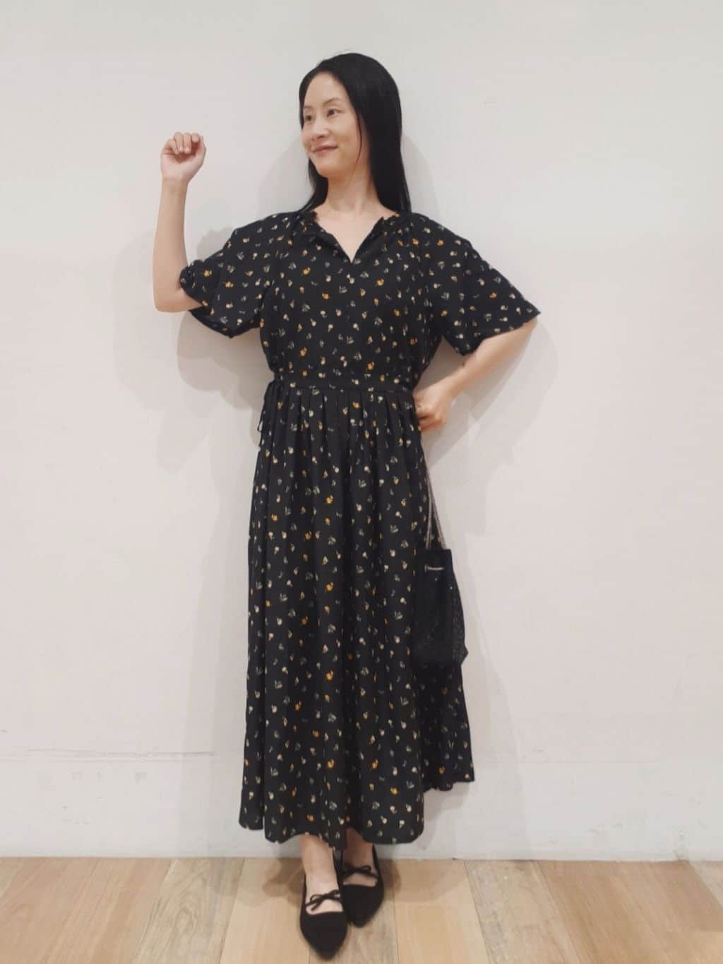 にこさんの「grove｜さっと二の腕カバー　大人な抜け感シアーラグランVネックカーデ」を使ったコーディネート