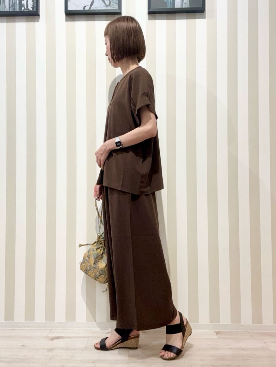 まつこさんの「SHOO･LA･RUE｜【S-LL/セットアップ可/ひんやり】きちんと見えで上品 お袖タック スキッパーブラウス」を使ったコーディネート