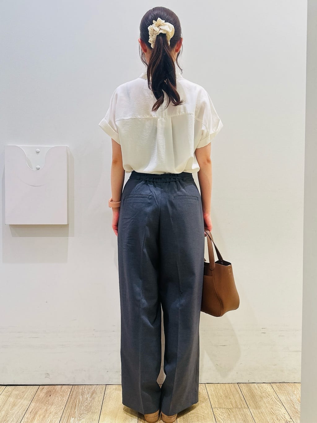 MOMOさんの「index｜【軽量／2WAY】コインカシメシュリンクミドルトートバッグ」を使ったコーディネート