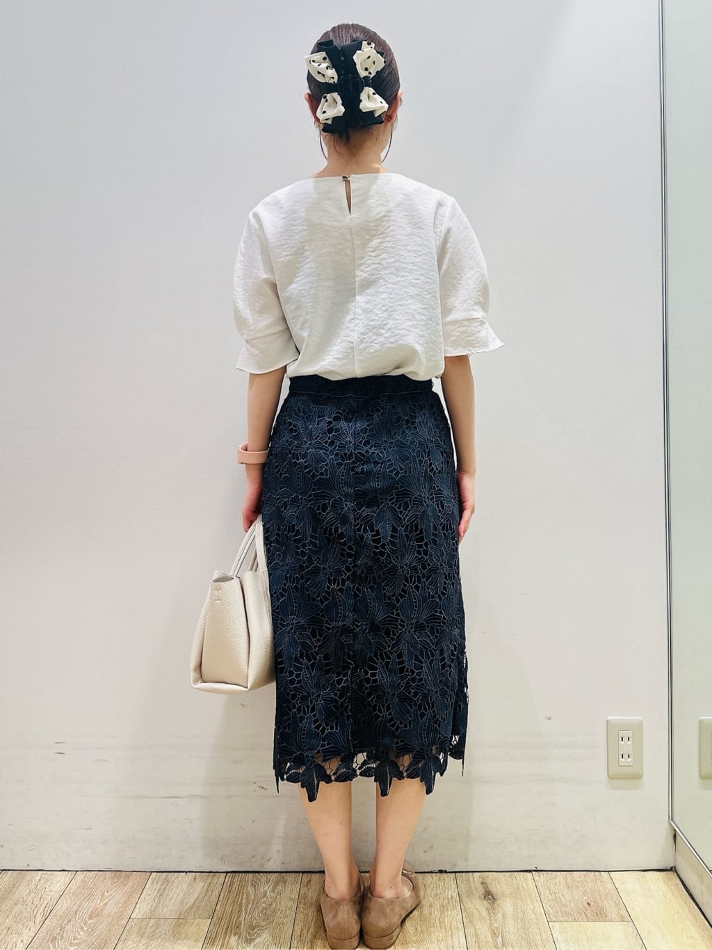 MOMOさんの「index｜【軽量／2WAY／通勤対応】フロントベルトデザインミドルトートバッグ」を使ったコーディネート