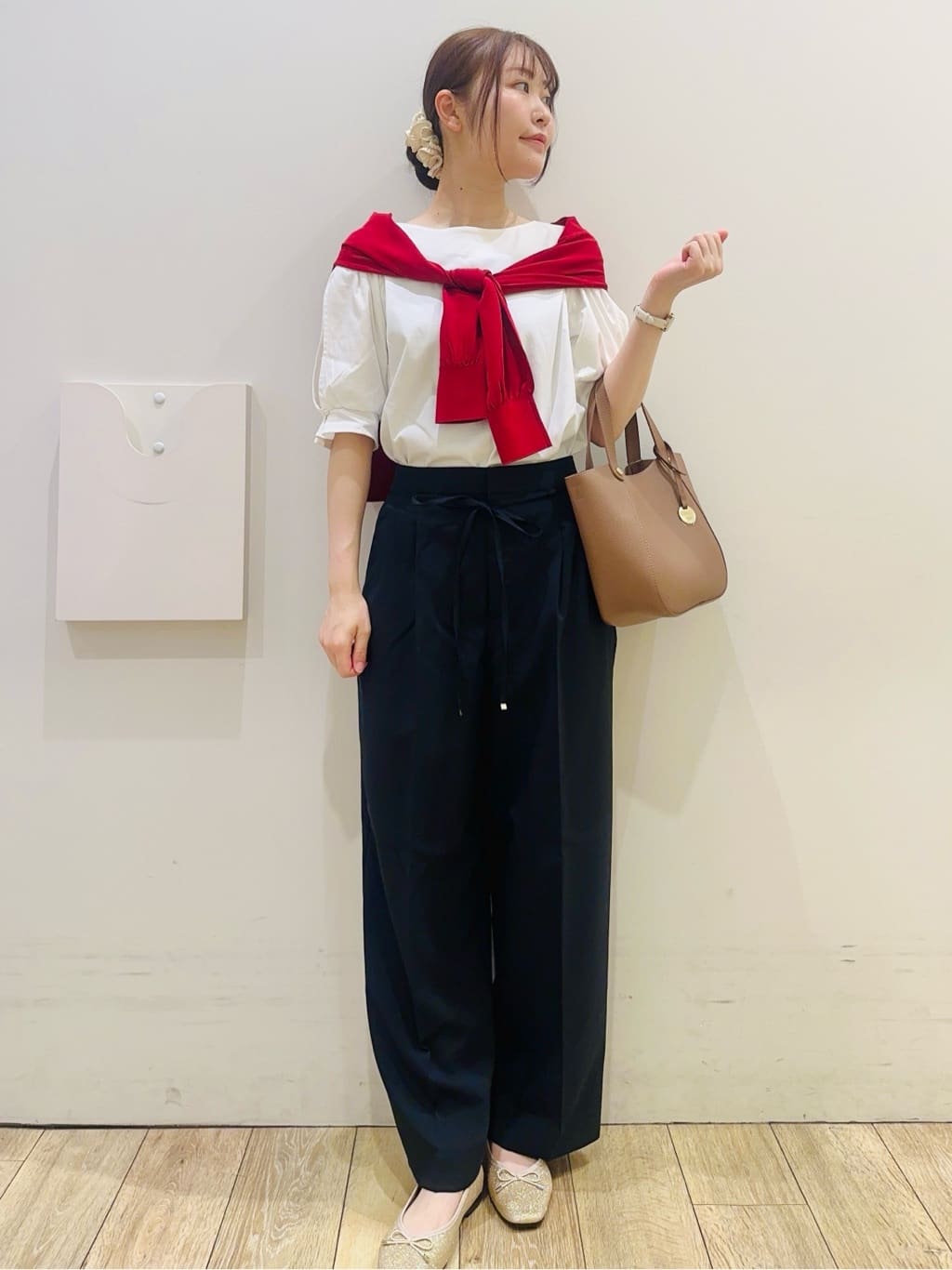 MOMOさんの「index｜【軽量／2WAY】コインカシメシュリンクミドルトートバッグ」を使ったコーディネート