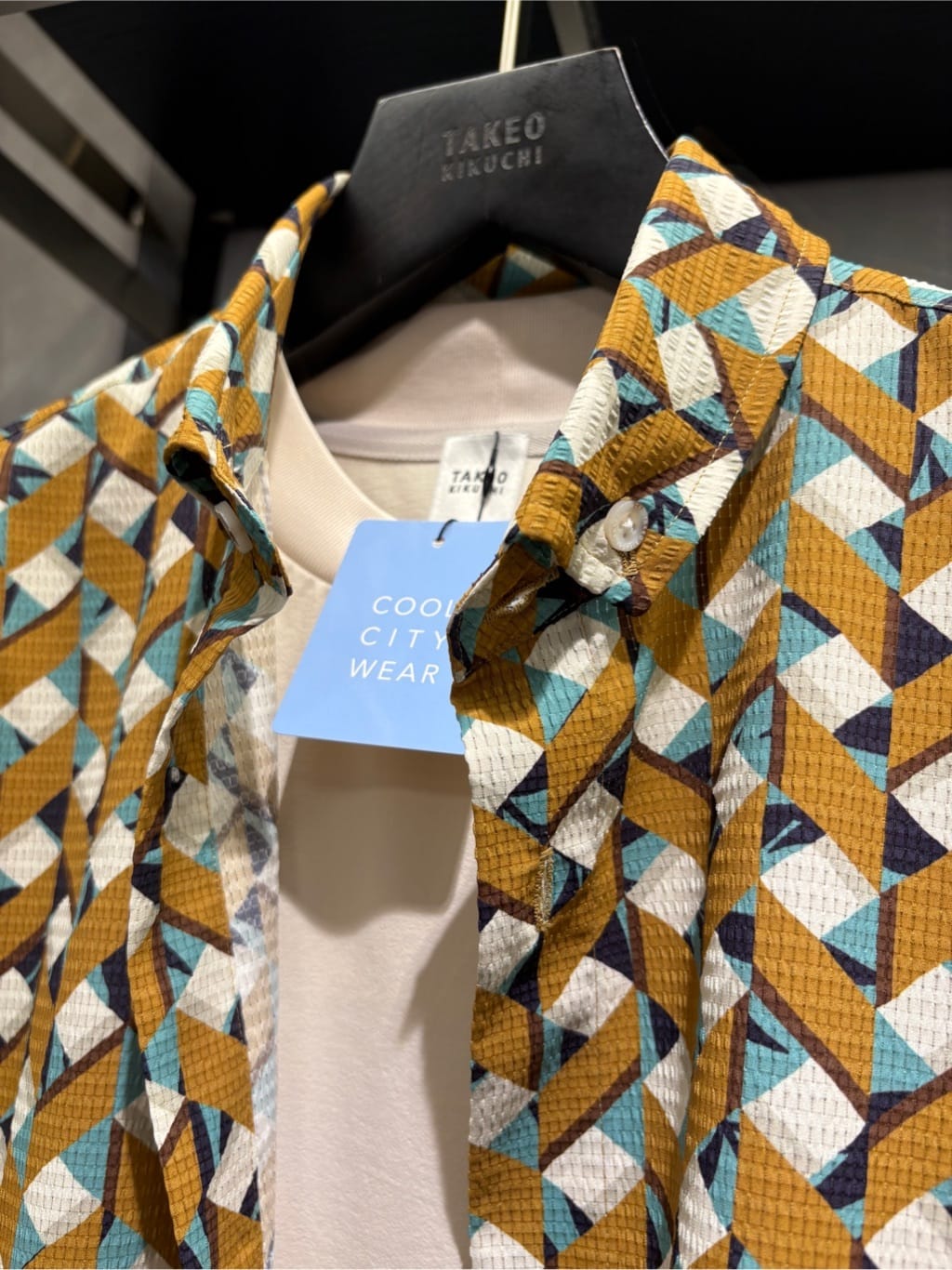 s___sさんの「TAKEO KIKUCHI｜【COOL CITY WEAR】籠目アート柄 サッカーシャツ /通気性」を使ったコーディネート