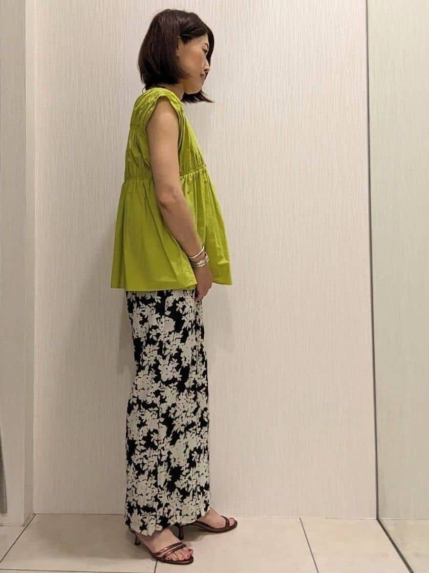 u-macoさんの「UNTITLED｜【ウエストゴム/ワイド/柄】モノトーンフラワーパンツ」を使ったコーディネート
