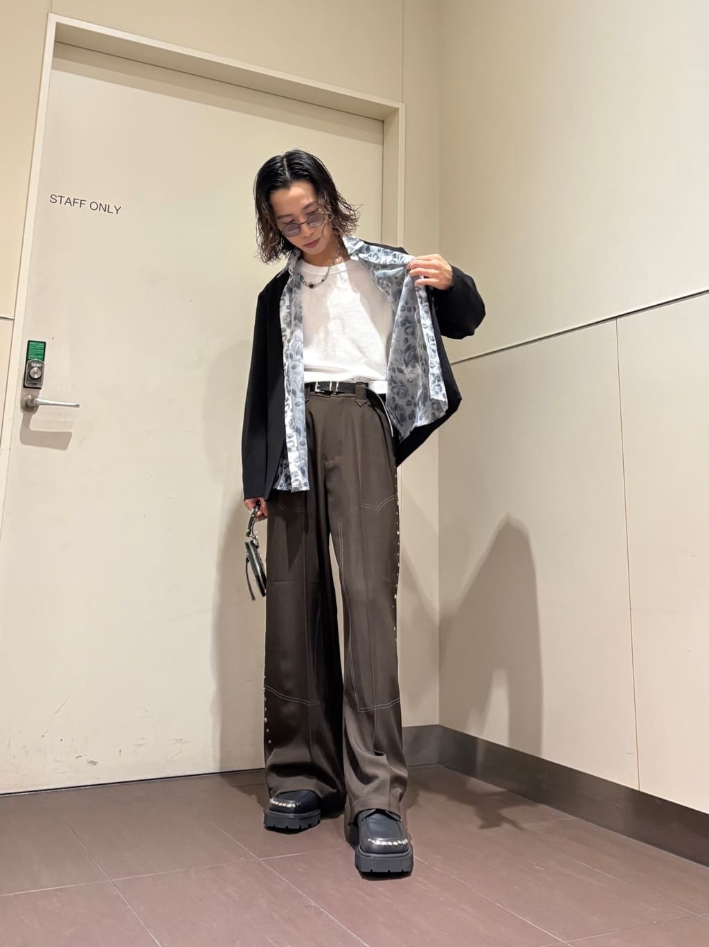 ナノシーさんの「tk.TAKEO KIKUCHI｜スタッズスクエアシューズ」を使ったコーディネート