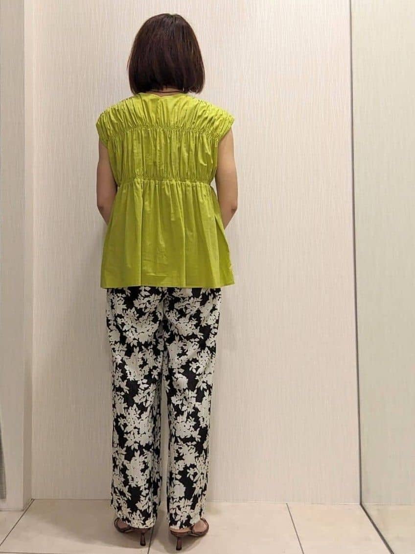 u-macoさんの「UNTITLED｜【ウエストゴム/ワイド/柄】モノトーンフラワーパンツ」を使ったコーディネート