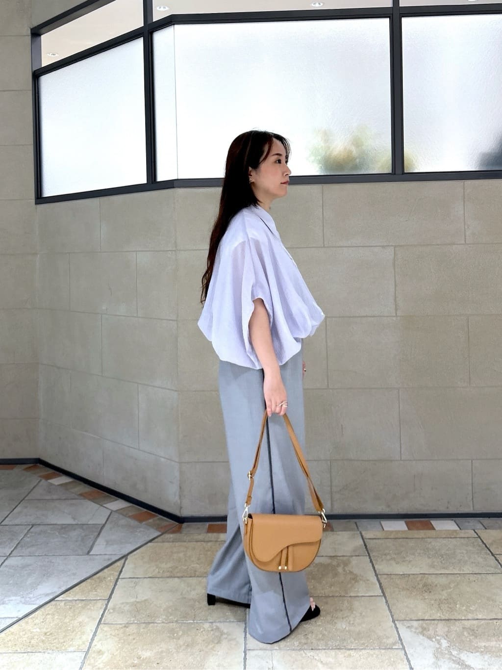 よねさんの「INDIVI｜【セットアップ可能】サキソニーサイドラインパンツ」を使ったコーディネート