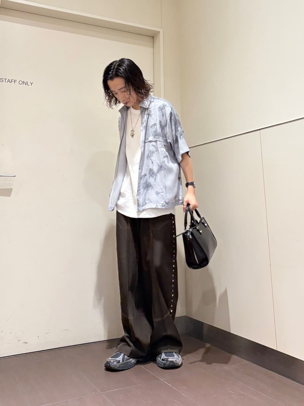 ナノシーさんの「tk.TAKEO KIKUCHI｜ブラープリントシャンブレーシャツアウター」を使ったコーディネート