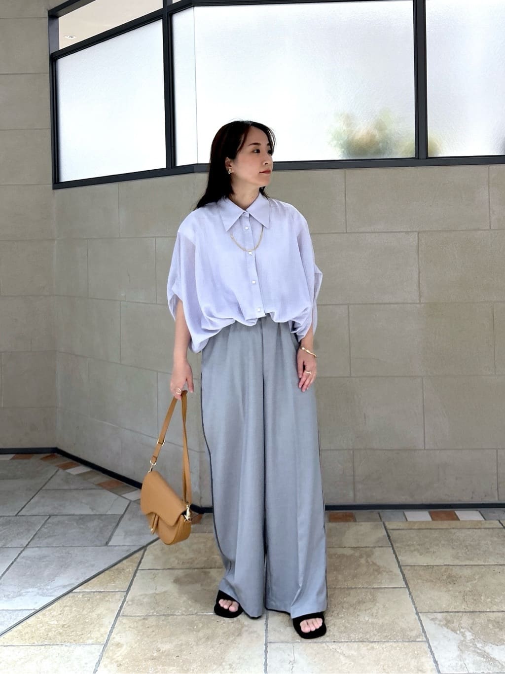 よねさんの「INDIVI｜【セットアップ可能】サキソニーサイドラインパンツ」を使ったコーディネート