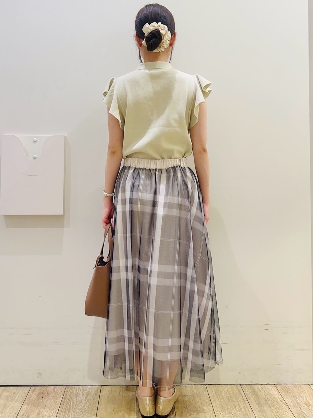 MOMOさんの「index｜フレアスリーブボウタイニット【洗濯機洗い可／接触冷感／抗ピル】」を使ったコーディネート