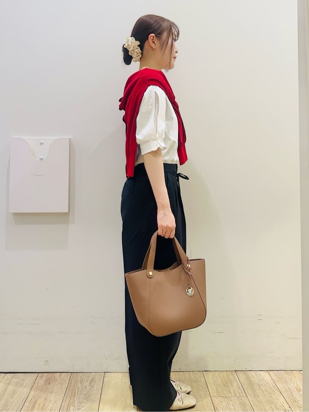 MOMOさんの「index｜【軽量／2WAY】コインカシメシュリンクミドルトートバッグ」を使ったコーディネート