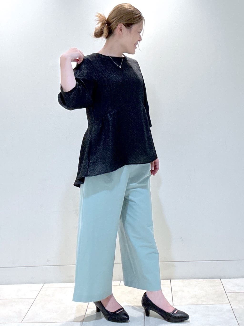 S&auml;K&iuml;さんの「Reflect｜【すっきり見え！長め丈】ペプラムデザインシアーブラウス」を使ったコーディネート
