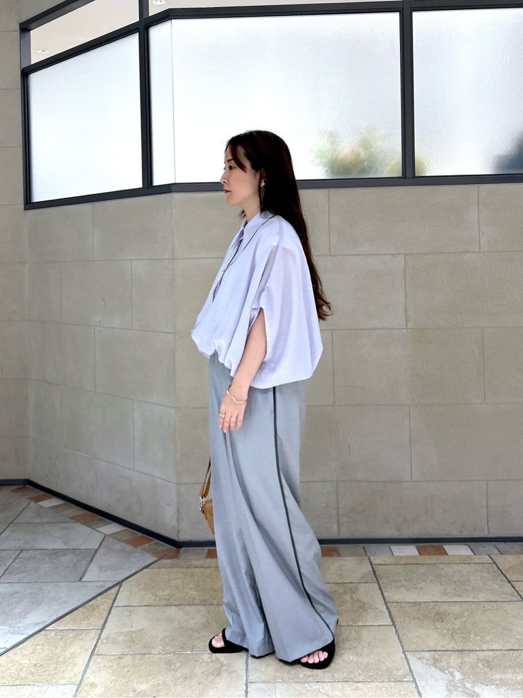 よねさんの「INDIVI｜【セットアップ可能】サキソニーサイドラインパンツ」を使ったコーディネート