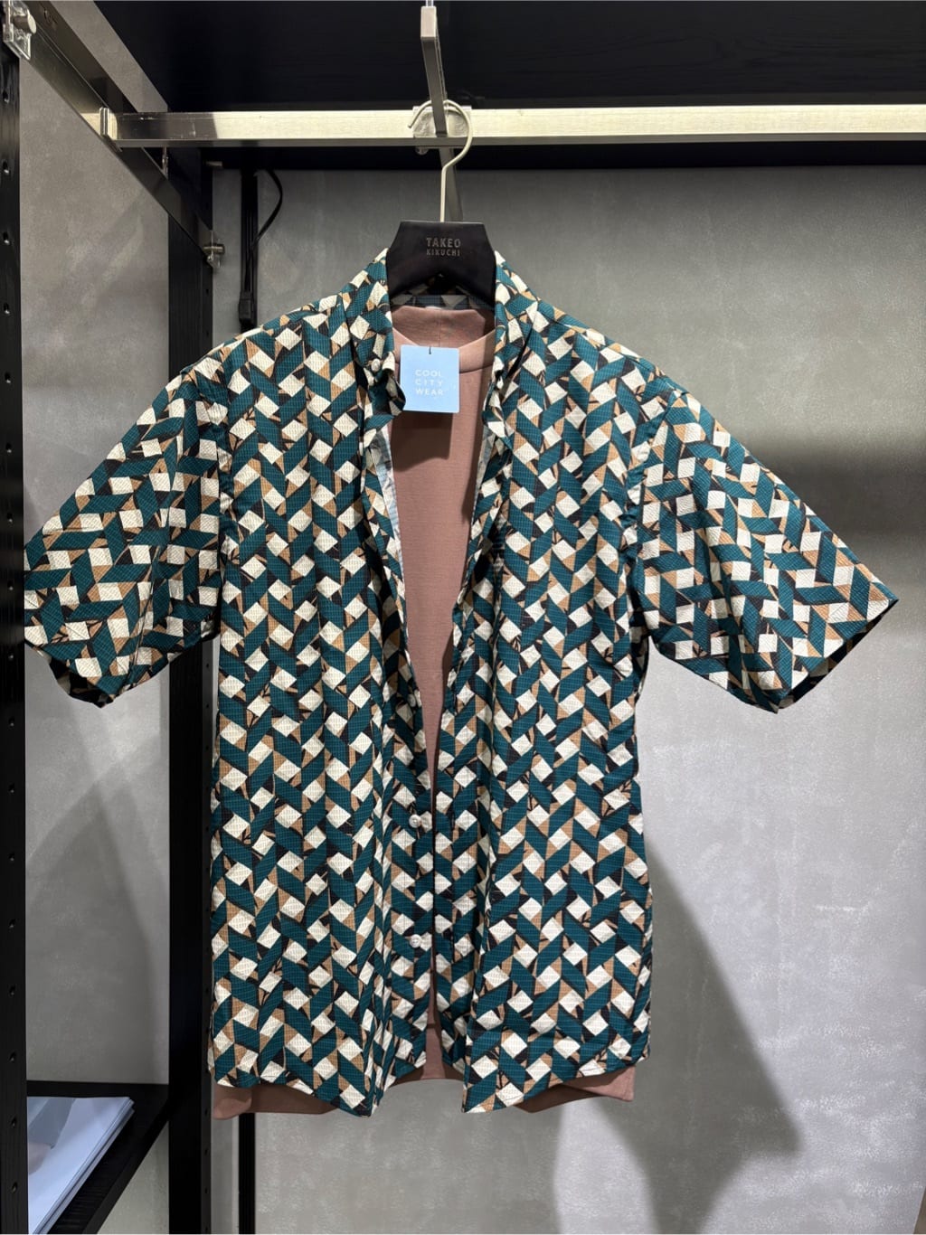 s___sさんの「TAKEO KIKUCHI｜【COOL CITY WEAR】籠目アート柄 サッカーシャツ /通気性」を使ったコーディネート