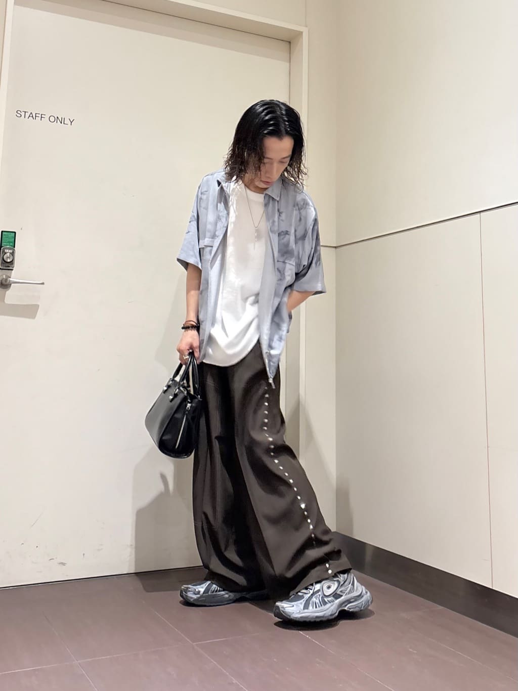 ナノシーさんの「tk.TAKEO KIKUCHI｜ブラープリントシャンブレーシャツアウター」を使ったコーディネート
