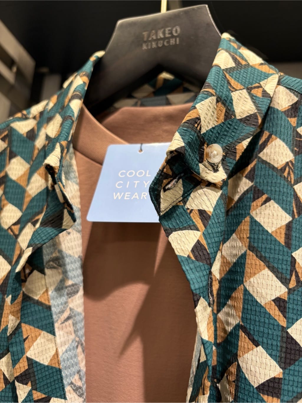 s___sさんの「TAKEO KIKUCHI｜【COOL CITY WEAR】籠目アート柄 サッカーシャツ /通気性」を使ったコーディネート