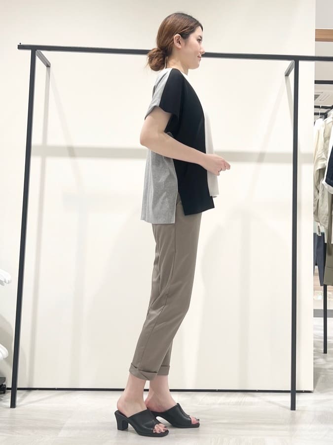 T.Kさんの「INDIVI｜【洗える／汗ジミ防止】バイカラー＆アシメヘム Tシャツ」を使ったコーディネート